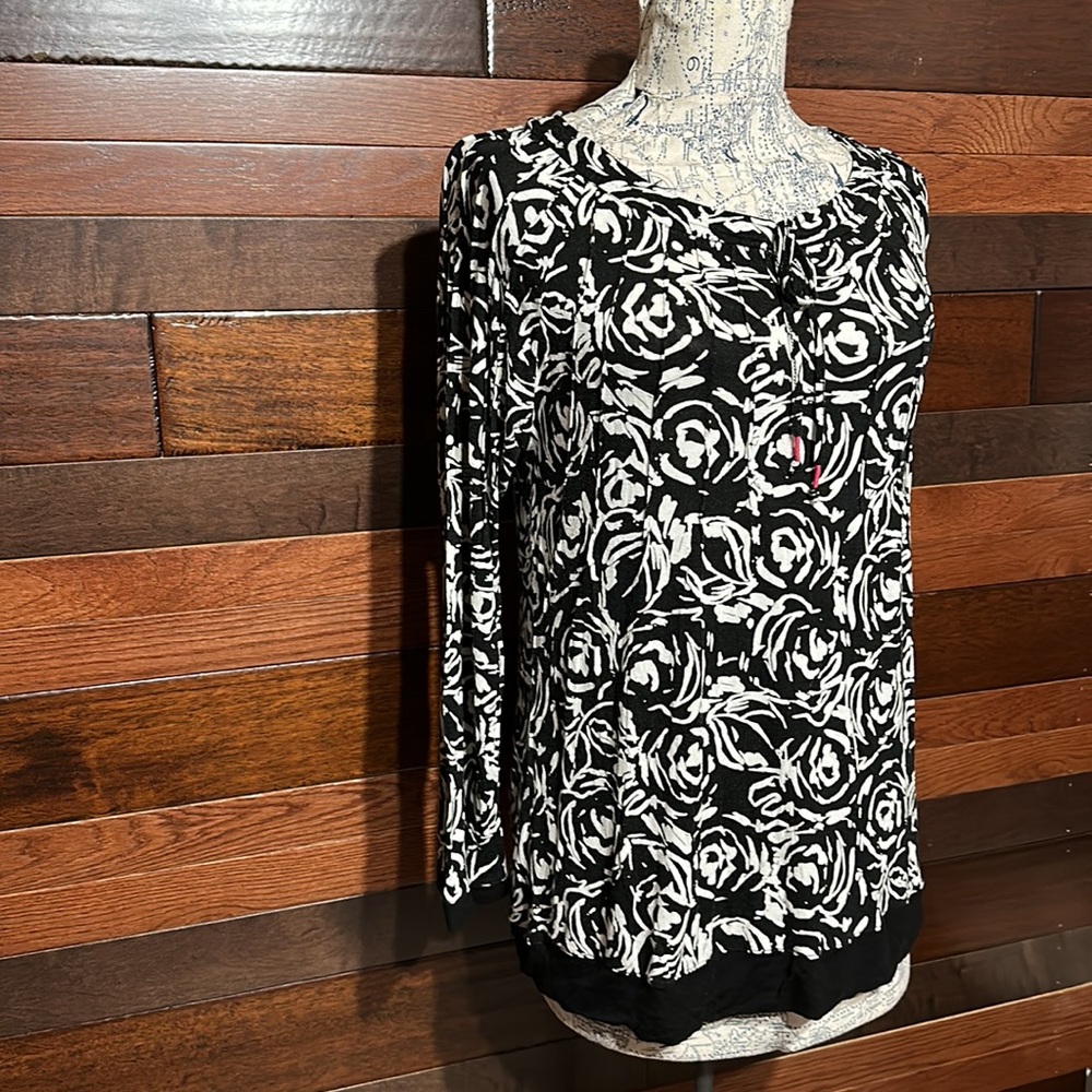 Ellen Tracy Scoop Neck Long Sleeve Black and White Pleated Blouse - Picture 2 of 10